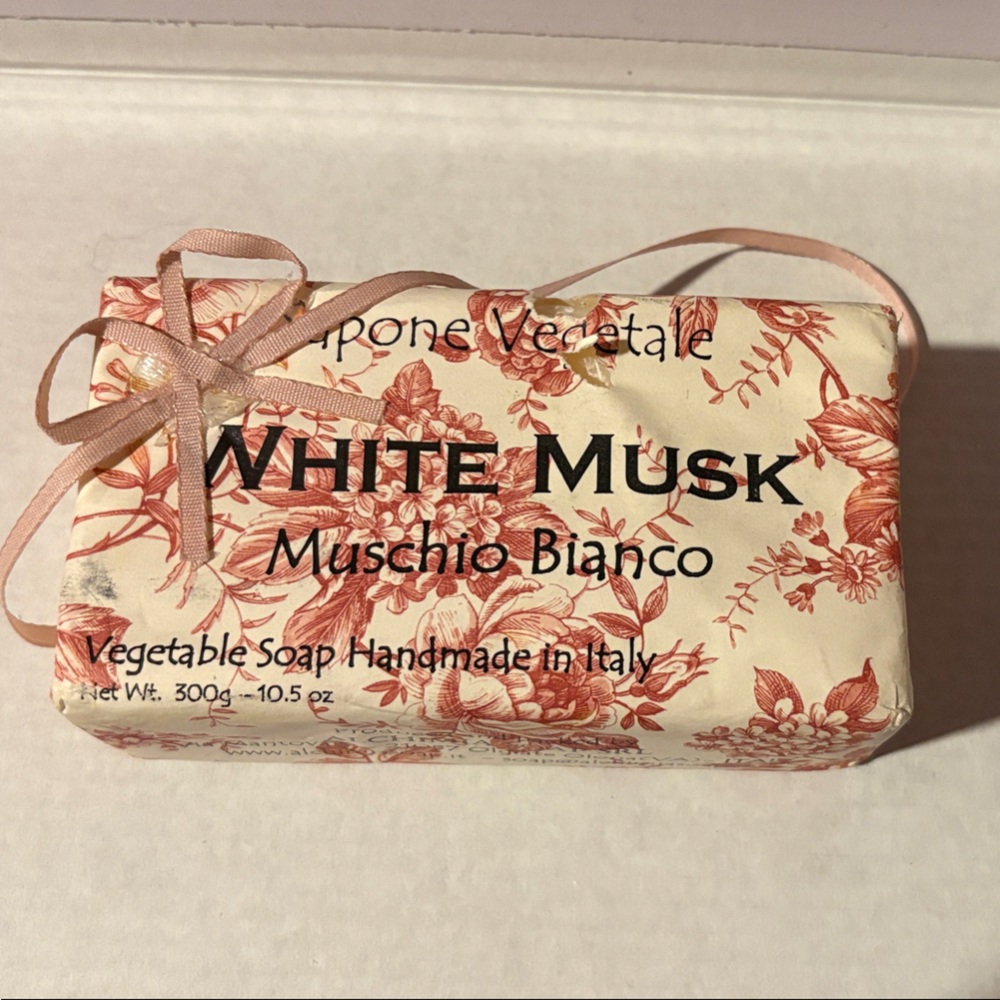 White Musk Handmade Soap - Cream and Red